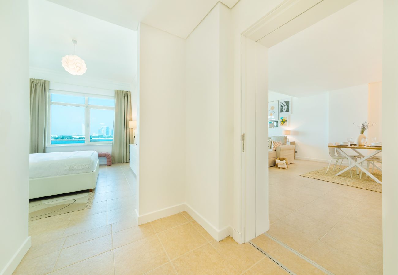 Apartment in Dubai - Modern & Bright Apt w/ Sea Front Views of Burj al Arab