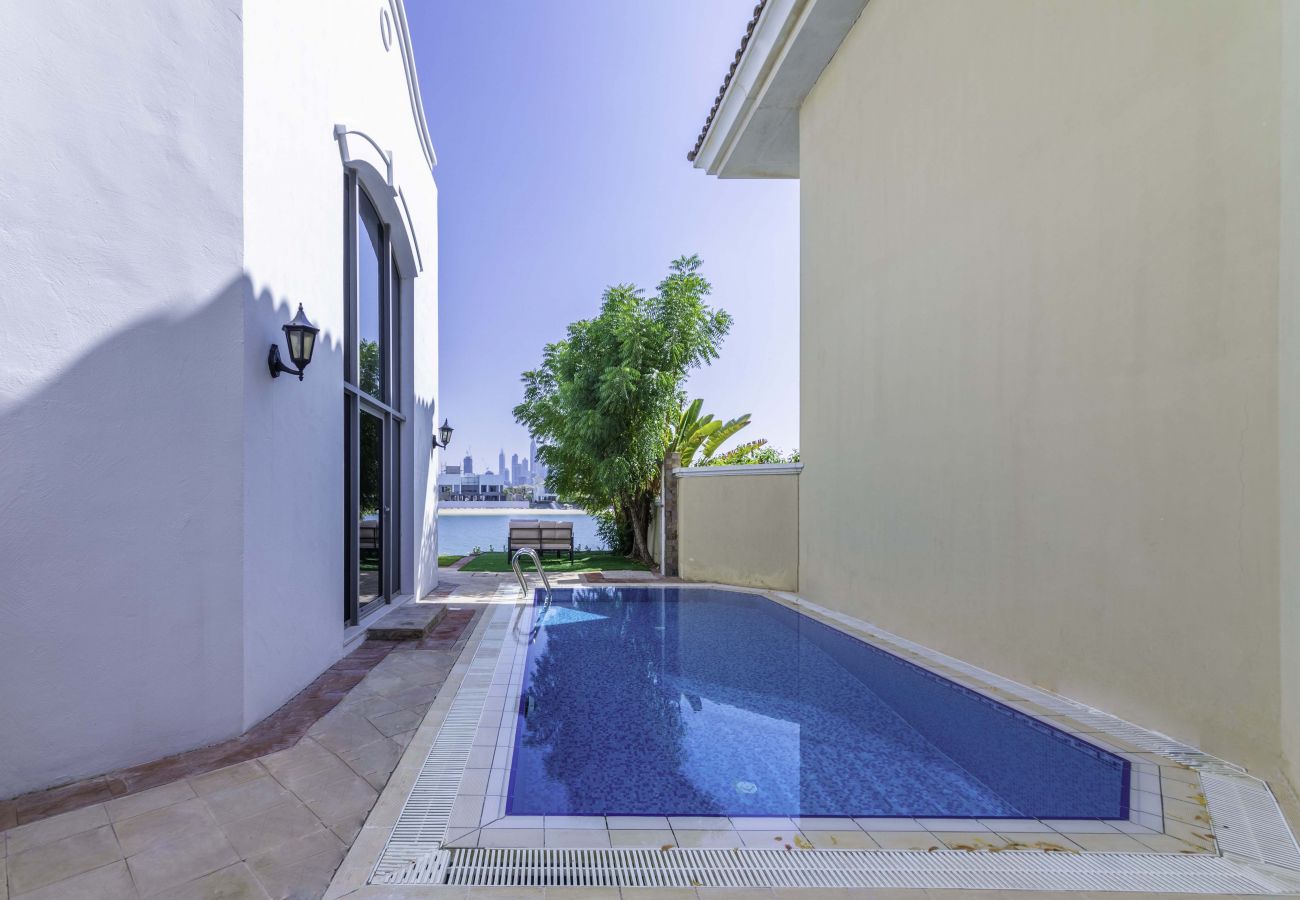 Villa in Dubai - Mesmerizing Beachfront Villa on The Palm w/ Pool
