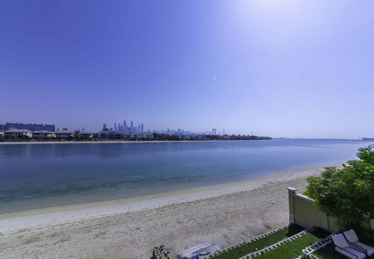 Villa in Dubai - Mesmerizing Beachfront Villa on The Palm w/ Pool