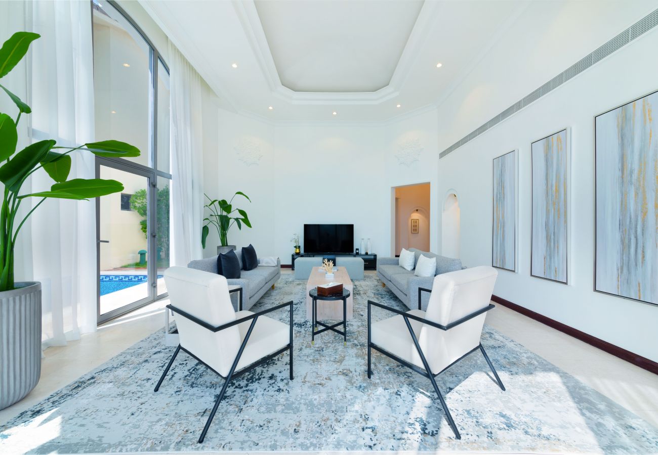 Villa in Dubai - Mesmerizing Beachfront Villa on The Palm w/ Pool