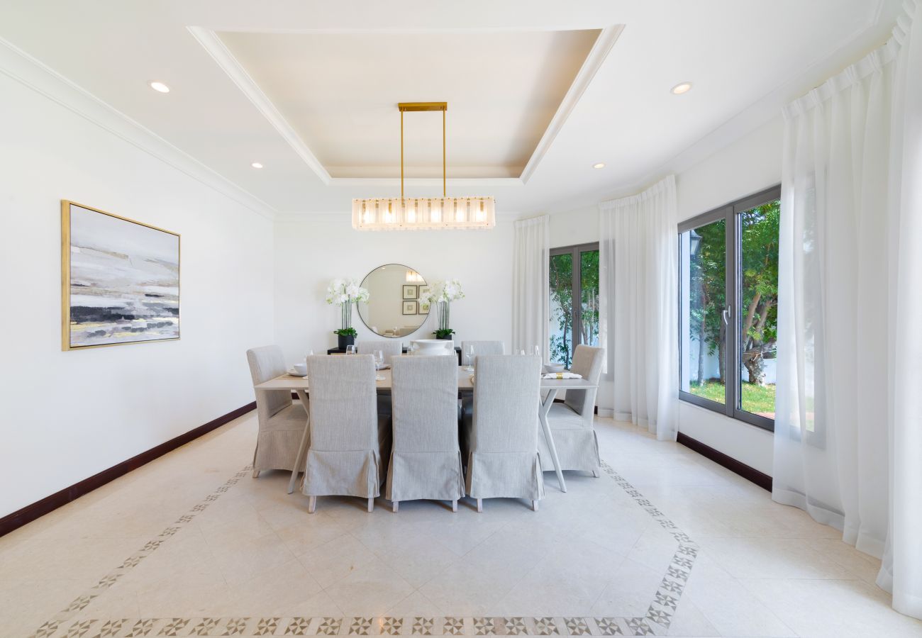 Villa in Dubai - Mesmerizing Beachfront Villa on The Palm w/ Pool