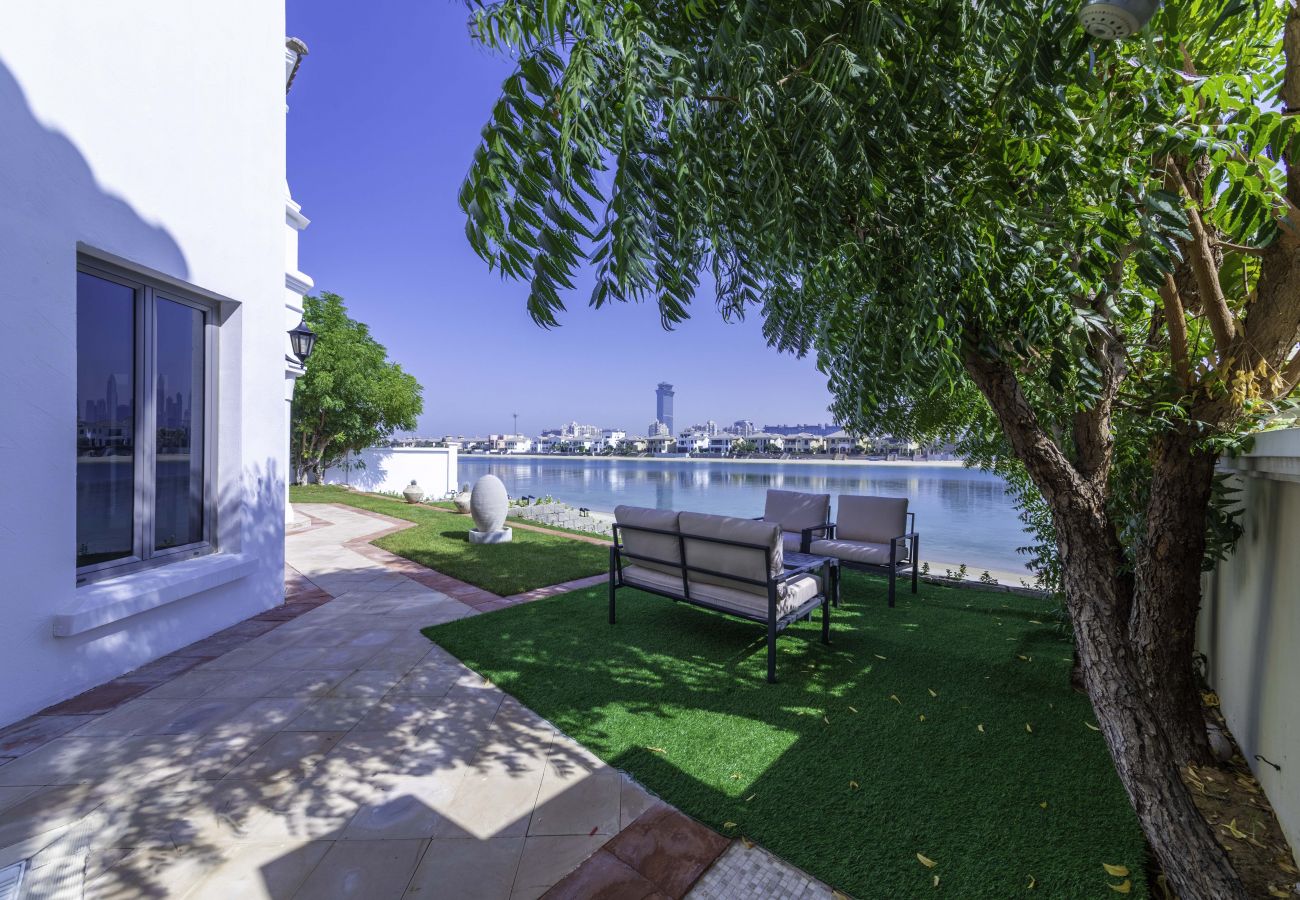 Villa in Dubai - Mesmerizing Beachfront Villa on The Palm w/ Pool