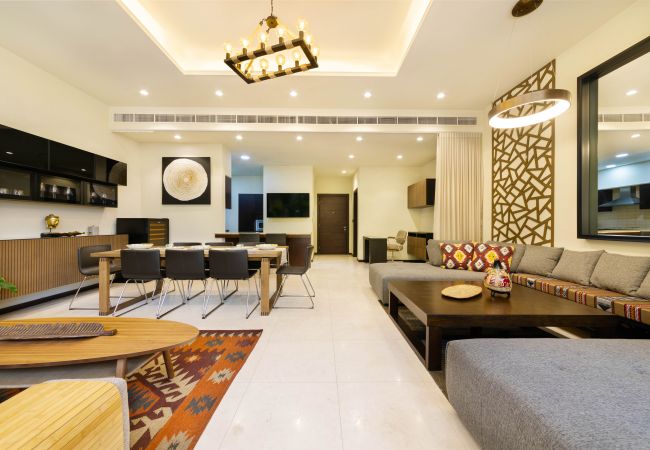 Apartment in Dubai - Chic Apt on Palm Jumeirah w/ Private Beach Access