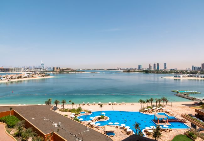 Apartment in Dubai - Chic Apt on Palm Jumeirah w/ Private Beach Access