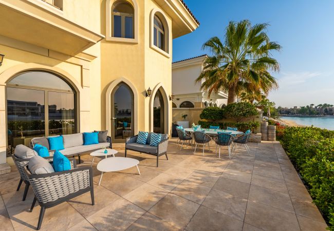 Stunning villa with pool and Atlantis views in Dubai