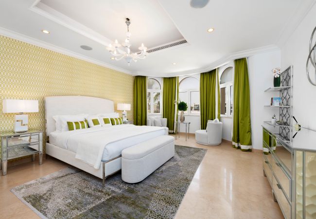 Villa in Dubai - Ultra-Luxury Villa w/ Private Pool & Beach on Palm