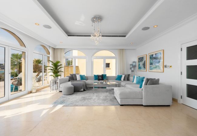 Villa in Dubai - Ultra-Luxury Villa w/ Private Pool & Beach on Palm