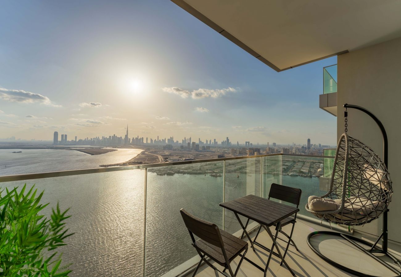 Stylish holiday rental in Dubai Creek Harbour with panoramic balcony over the Dubai skyline 