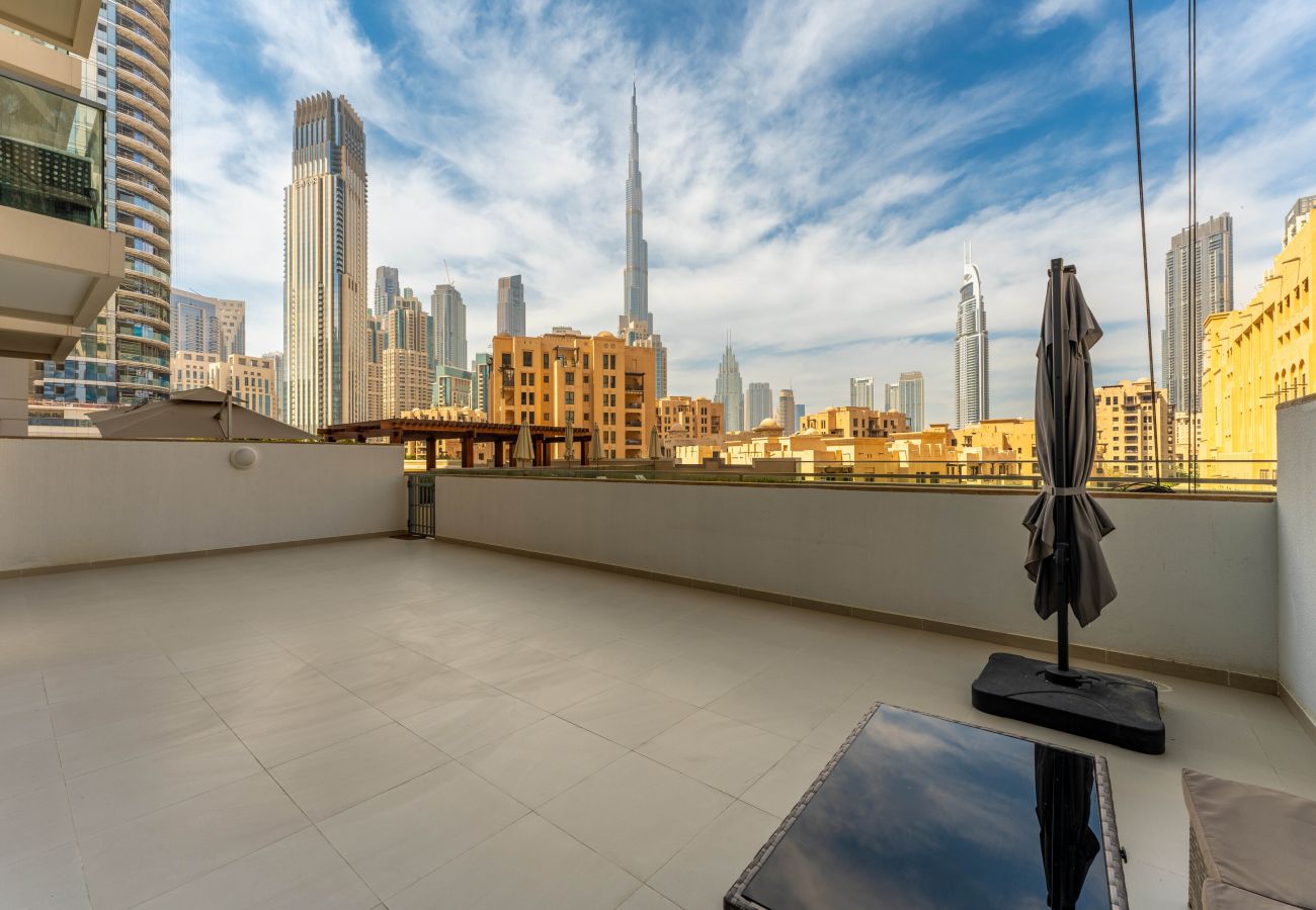 Apartment in Dubai - Classy Apt w/ Terrace & Direct Burj Khalifa Views