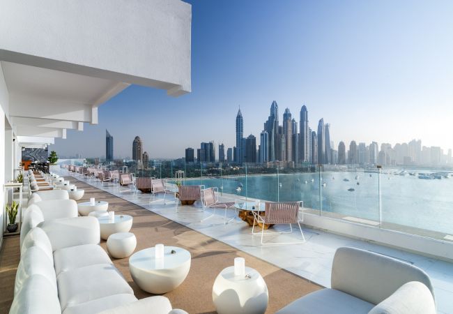 Apartment in Dubai - Glamourous Apt w/ Sea Views at FIVE Palm