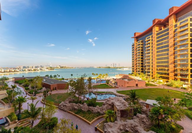 Holiday rental with private balcony with sea views on Palm Jumeirah Dubai