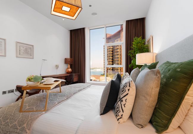 Apartment in Dubai - Splendid Apt on The Palm w/ Stunning Sea Views
