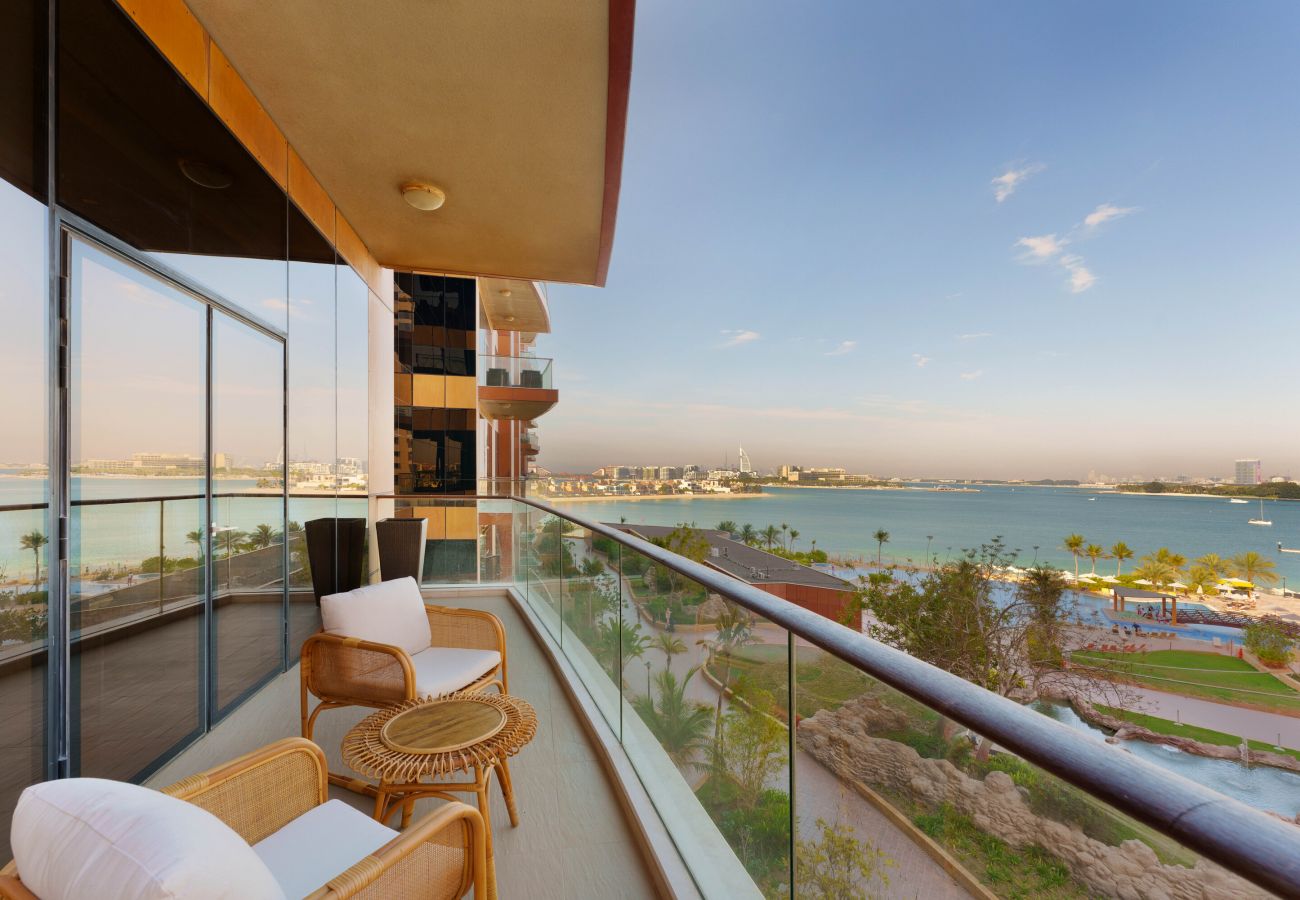 Holiday rental with private balcony overlooking the sea and direct access to the beach on Palm Jumeirah Dubai