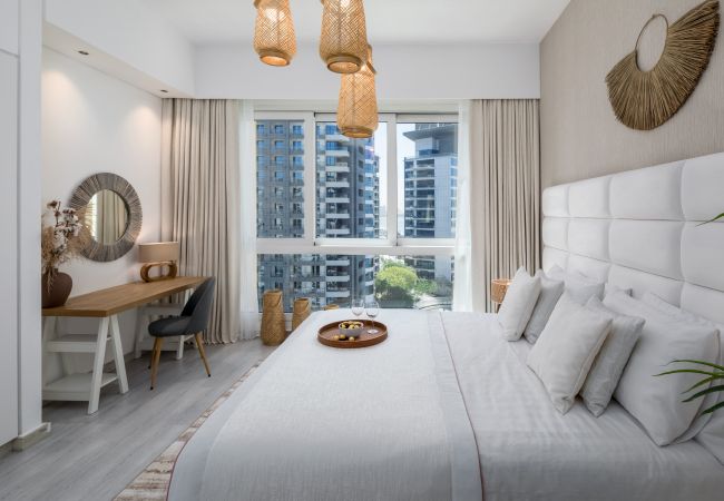 Apartment in Dubai - Bohemian Apt w/ Amazing Seafront Views on The Palm