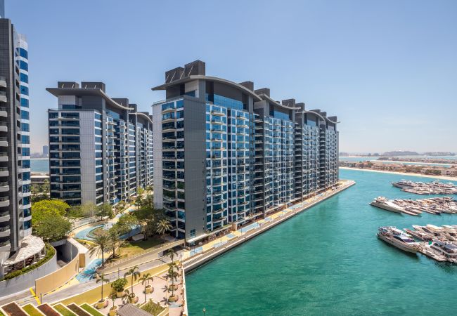 Seafront holiday rental close to the beach in Palm Jumeirah Dubai