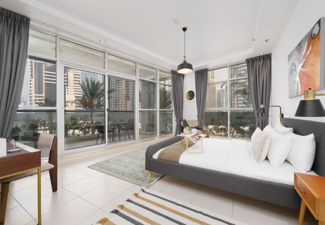 Holiday rental with balcony and premium facilities in Dubai Marina