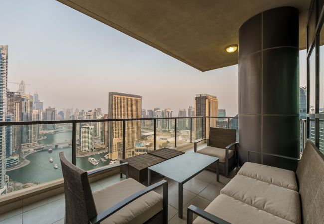 Holiday rental with a large terrace with breathtaking Dubai Marina views