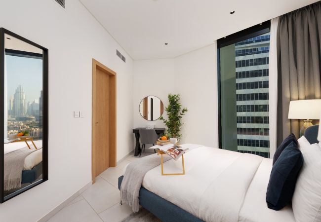 Apartment in Dubai - Sleek & Sunny Apt in Business Bay w/ Canal Views