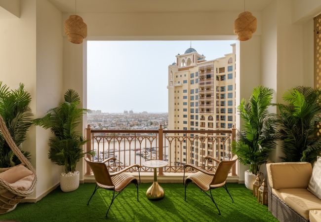 Apartment in Dubai - High-End Palm Apt w/ Picturesque Seafront Views