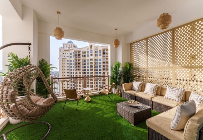 Seafront holiday rental with a large balcony close to the beach in Palm Jumeirah Dubai