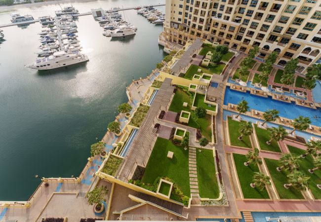 Apartment in Dubai - High-End Palm Apt w/ Picturesque Seafront Views