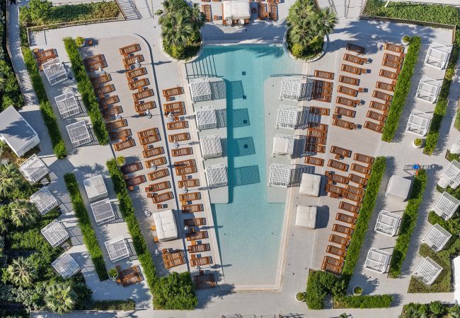 Apartment in Dubai - Coastal JBR Apt w/ Sweeping Sea & Bluewaters Views