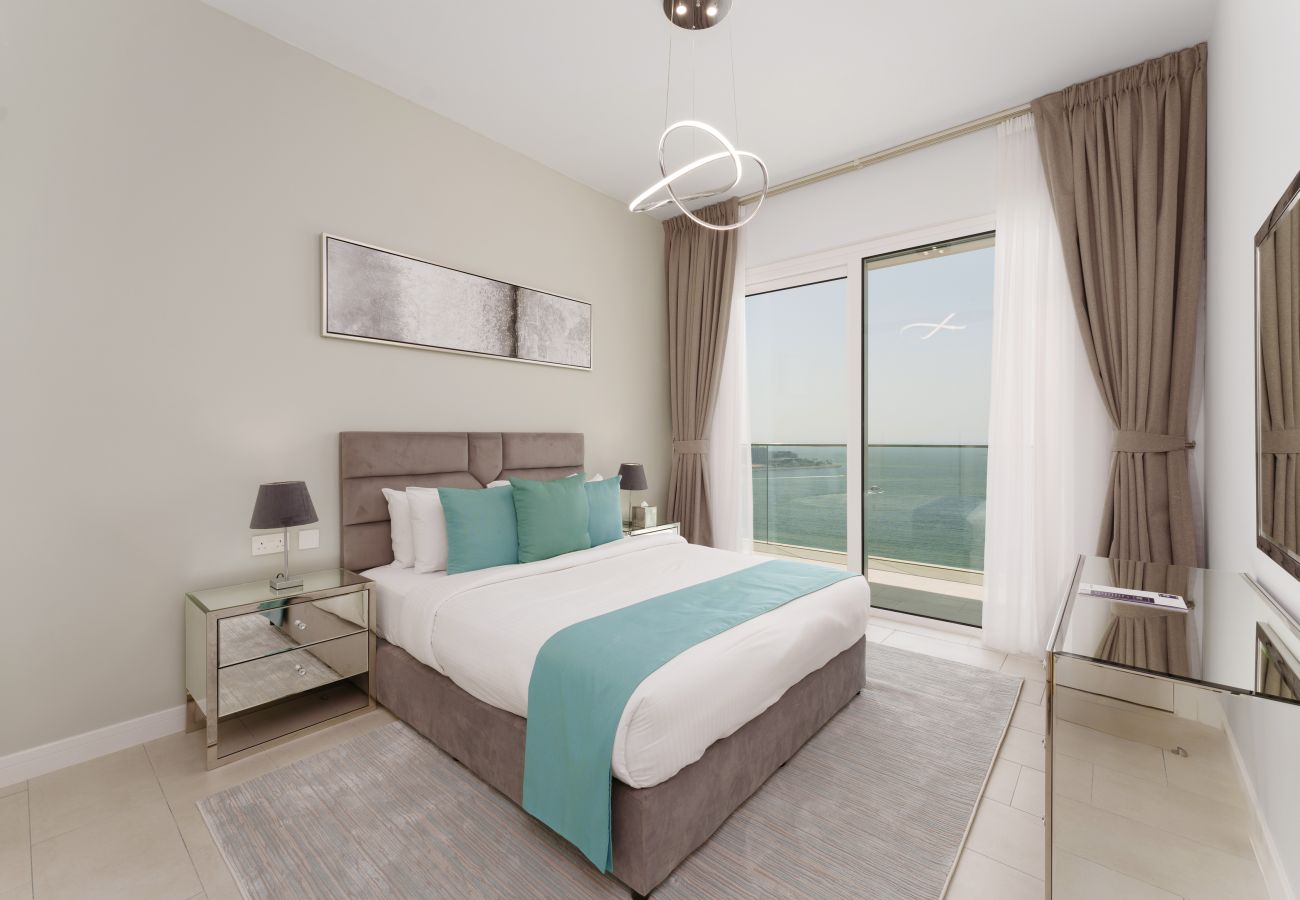 Apartment in Dubai - Coastal JBR Apt w/ Sweeping Sea & Bluewaters Views