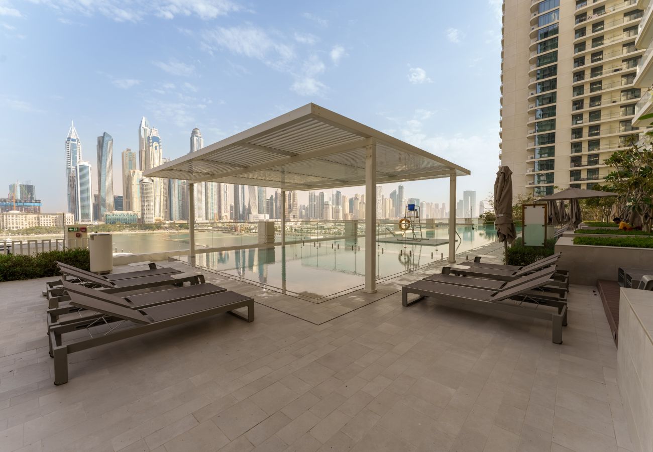 Apartment in Dubai - Upscale Apt w/ Dubai Marina & Palm Views