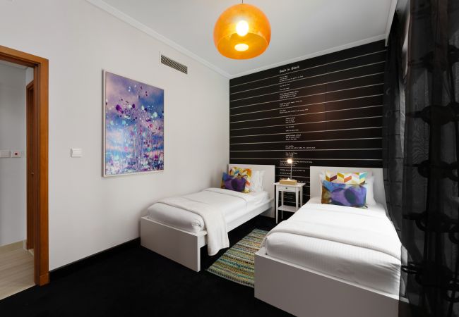 Apartment in Dubai - Cosmopolitan Apt w/ Scenic Dubai Marina Vws Apartment in Dubai - Cosmopolitan Apt w/ Scenic Dubai Marina Vws