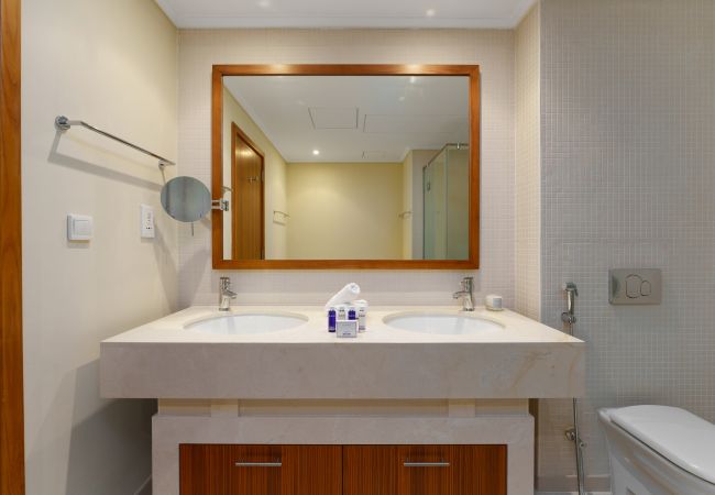 Apartment in Dubai - Cosmopolitan Apt w/ Scenic Dubai Marina Vws Apartment in Dubai - Cosmopolitan Apt w/ Scenic Dubai Marina Vws