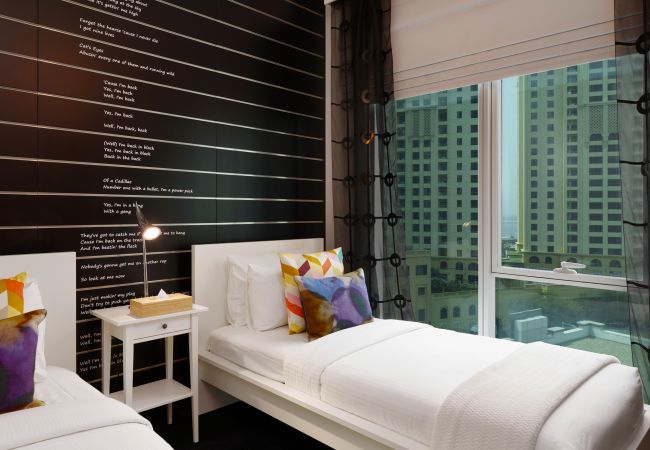 Apartment in Dubai - Cosmopolitan Apt w/ Scenic Dubai Marina Vws Apartment in Dubai - Cosmopolitan Apt w/ Scenic Dubai Marina Vws