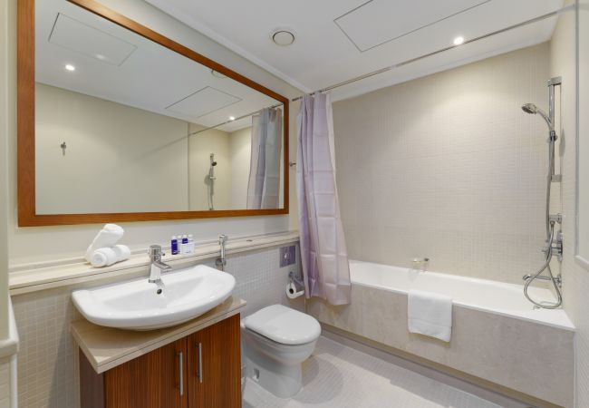 Apartment in Dubai - Cosmopolitan Apt w/ Scenic Dubai Marina Vws Apartment in Dubai - Cosmopolitan Apt w/ Scenic Dubai Marina Vws