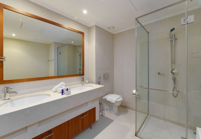 Apartment in Dubai - Cosmopolitan Apt w/ Scenic Dubai Marina Vws Apartment in Dubai - Cosmopolitan Apt w/ Scenic Dubai Marina Vws