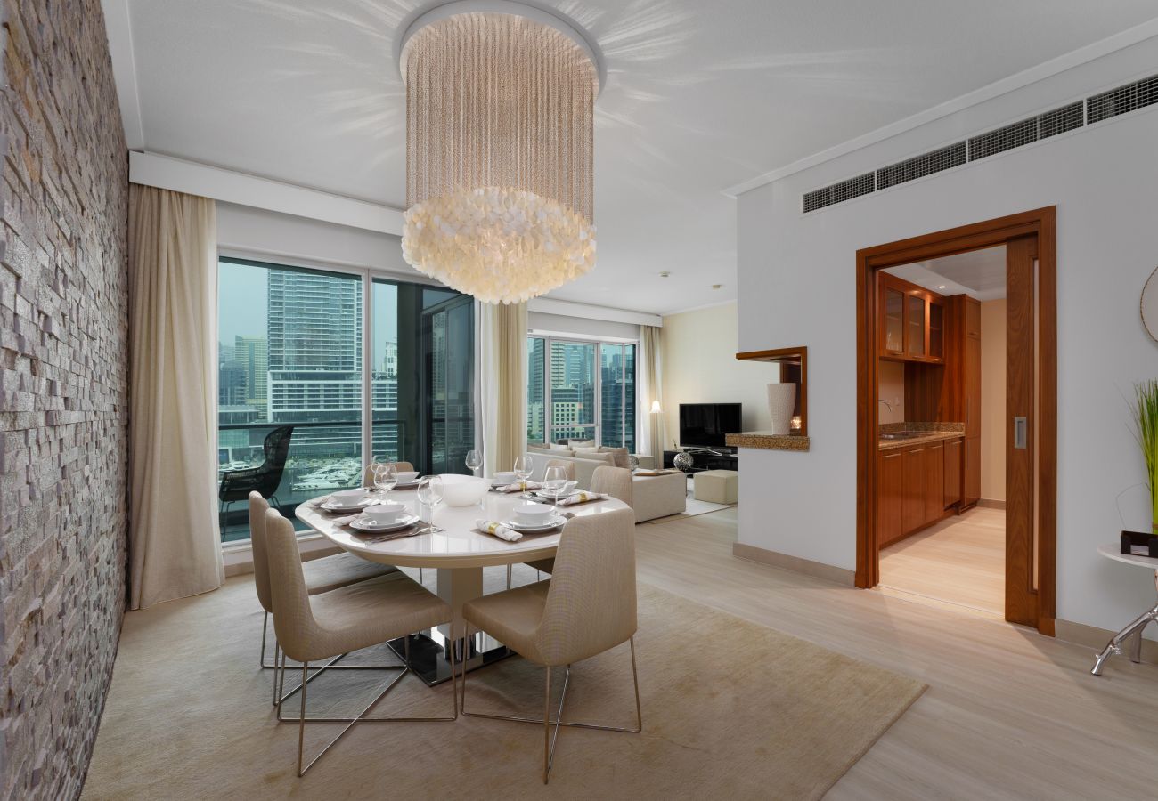 Apartment in Dubai - Cosmopolitan Apt w/ Scenic Dubai Marina Vws