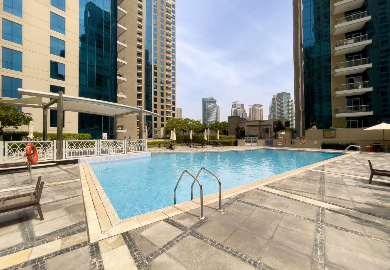 Apartment in Dubai - Cosmopolitan Apt w/ Scenic Dubai Marina Vws