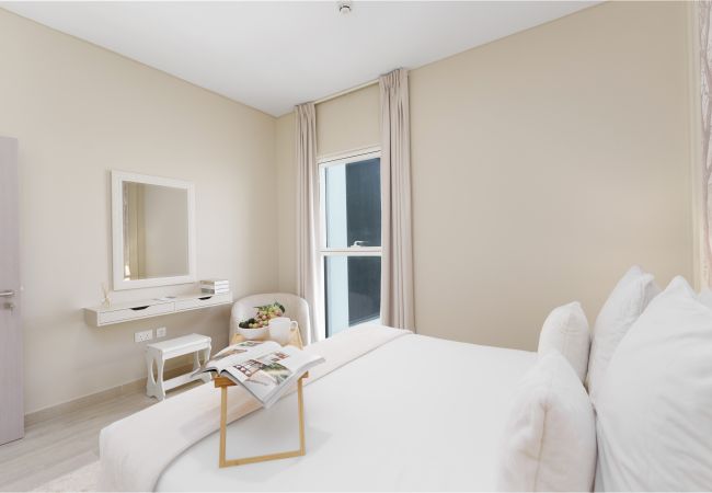 Apartment in Abu Dhabi -  Exquisite Living w/ Scenic Canal Vws on Yas Island  Apartment in Abu Dhabi -  Exquisite Living w/ Scenic Canal Vws on Yas Island