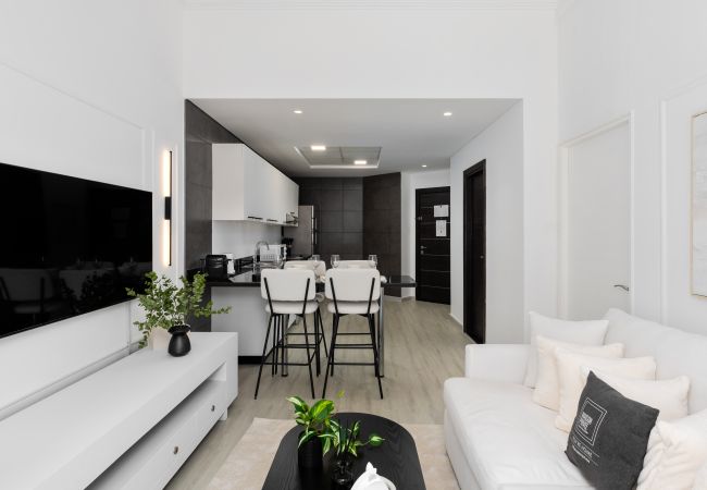 Apartment in Dubai - Sleek Stay in Dubai Marina’s Famous Twisting Tower Apartment in Dubai - Sleek Stay in Dubai Marina’s Famous Twisting Tower