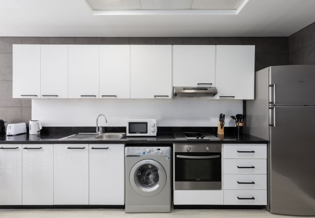 Apartment in Dubai - Sleek Stay in Dubai Marina’s Famous Twisting Tower Apartment in Dubai - Sleek Stay in Dubai Marina’s Famous Twisting Tower
