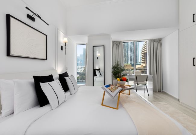 Apartment in Dubai - Sleek Stay in Dubai Marina’s Famous Twisting Tower Apartment in Dubai - Sleek Stay in Dubai Marina’s Famous Twisting Tower