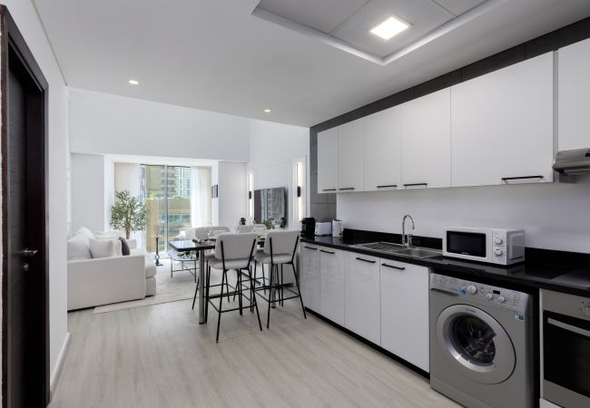 Apartment in Dubai - Sleek Stay in Dubai Marina’s Famous Twisting Tower Apartment in Dubai - Sleek Stay in Dubai Marina’s Famous Twisting Tower