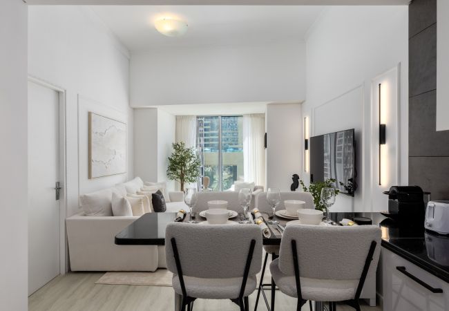 Apartment in Dubai - Sleek Stay in Dubai Marina’s Famous Twisting Tower Apartment in Dubai - Sleek Stay in Dubai Marina’s Famous Twisting Tower
