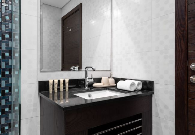 Apartment in Dubai - Sleek Stay in Dubai Marina’s Famous Twisting Tower Apartment in Dubai - Sleek Stay in Dubai Marina’s Famous Twisting Tower