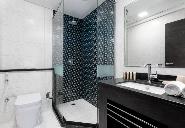 Apartment in Dubai - Sleek Stay in Dubai Marina’s Famous Twisting Tower Apartment in Dubai - Sleek Stay in Dubai Marina’s Famous Twisting Tower