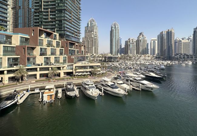 Apartment in Dubai - Sleek Stay in Dubai Marina’s Famous Twisting Tower Apartment in Dubai - Sleek Stay in Dubai Marina’s Famous Twisting Tower