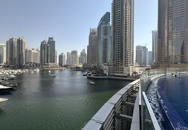 Apartment in Dubai - Sleek Stay in Dubai Marina’s Famous Twisting Tower Apartment in Dubai - Sleek Stay in Dubai Marina’s Famous Twisting Tower