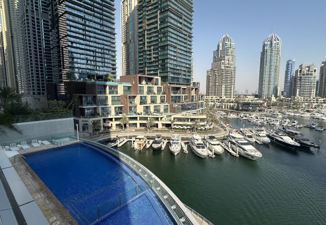 Apartment in Dubai - Sleek Stay in Dubai Marina’s Famous Twisting Tower Apartment in Dubai - Sleek Stay in Dubai Marina’s Famous Twisting Tower