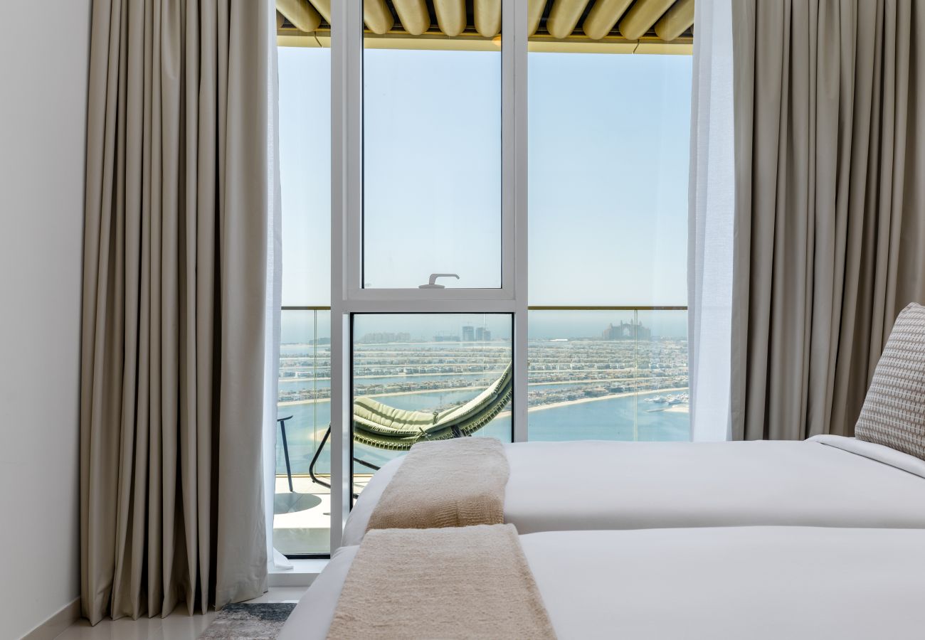 Apartment in Dubai - Coastal Living w/ Uninterrupted Sea & Palm Views 