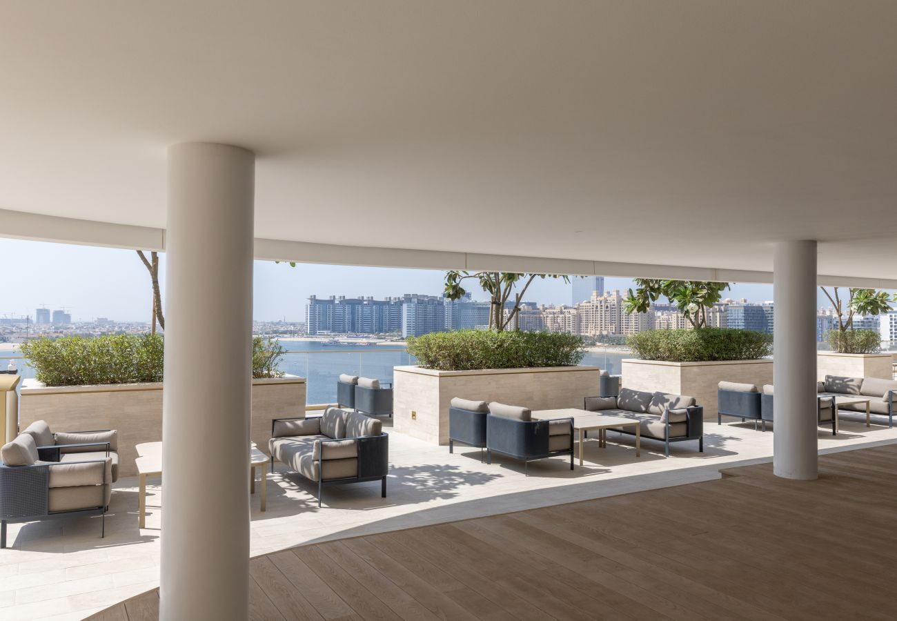 Apartment in Dubai - Coastal Living w/ Uninterrupted Sea & Palm Views 