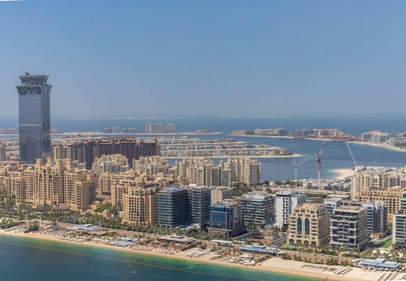Apartment in Dubai - Coastal Living w/ Uninterrupted Sea & Palm Views 
