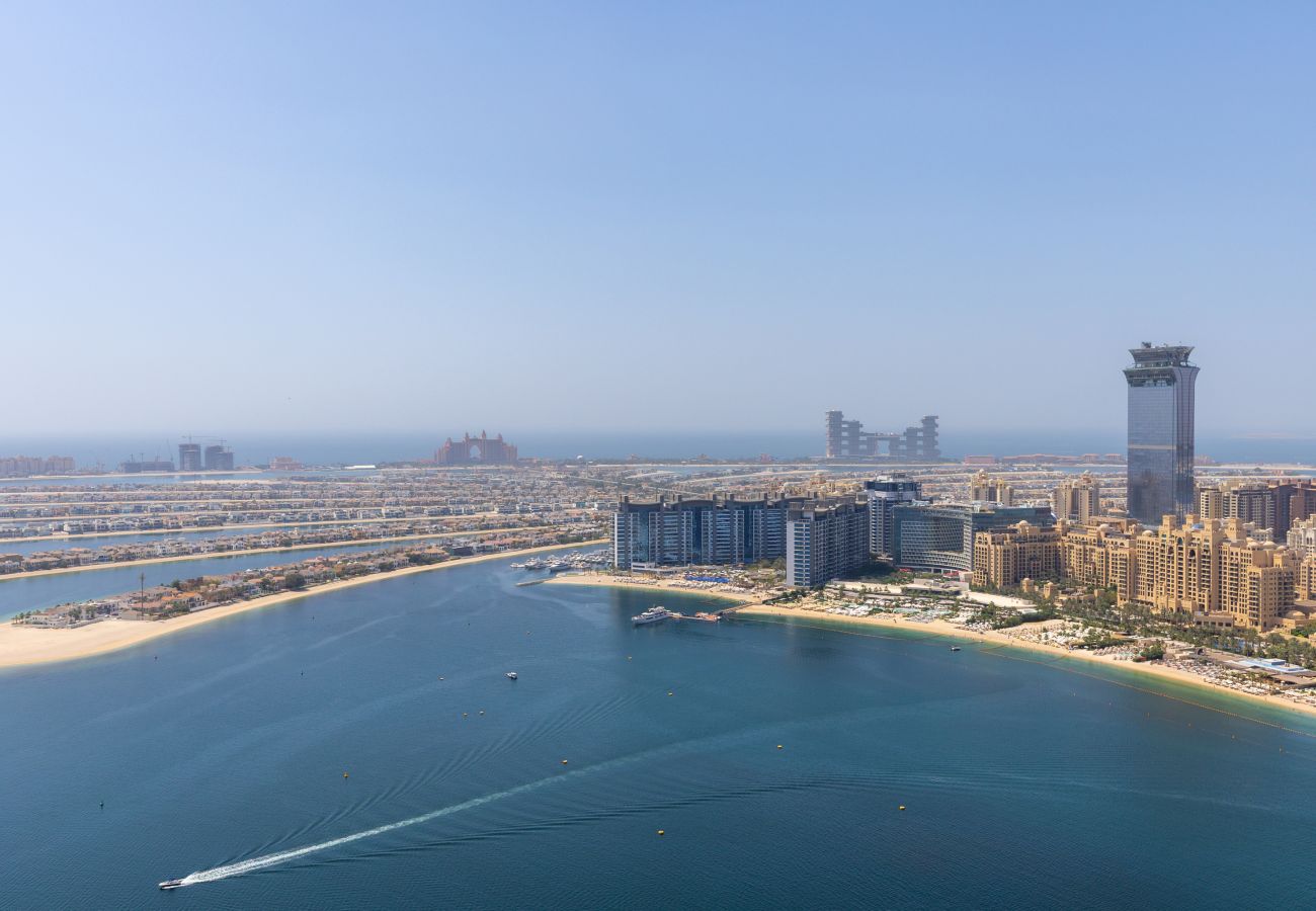 Experience coastal living in our exclusive holiday rental with uninterrupted sea and Palm Jumeirah views at Emaar Beachfront, Dubai. Your dream retrea